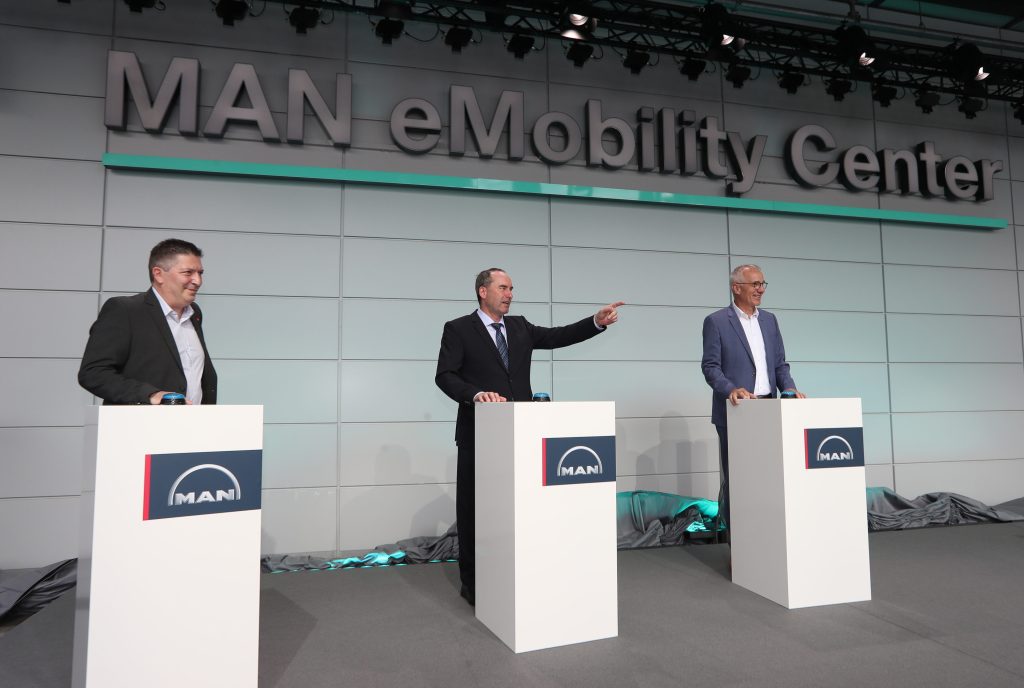 Durvis ver MAN e-mobilitātes centrs: MAN rūpnīca Minhenē pievēršas elektrotransportam