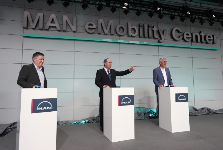 Durvis ver MAN e-mobilitātes centrs: MAN rūpnīca Minhenē pievēršas elektrotransportam