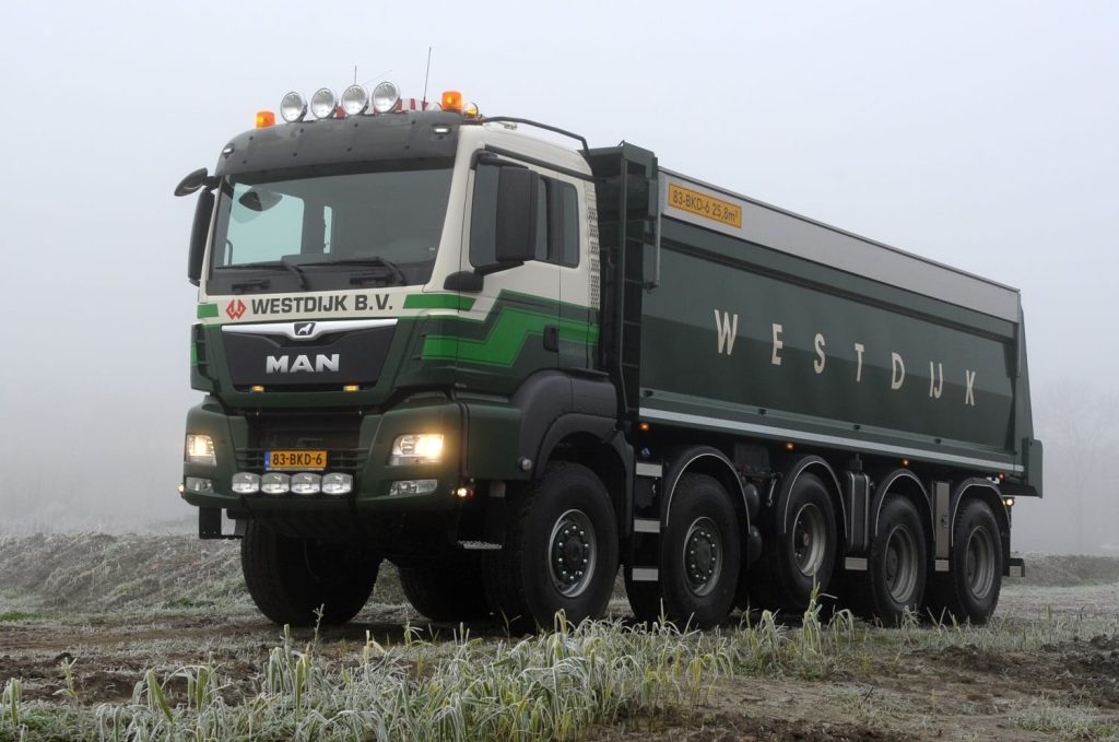 Nīderlandei piegādāti universāli 100 MAN TGS 10x8 kravas automobiļi